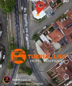 圣克里斯托瓦尔HOTEL BOUTIQUE TURPIAL LIFE的享有街道空中景致的酒店客房