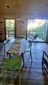 圣卡洛斯-德巴里洛切Refugio Churrin的客房设有桌椅和阳台。
