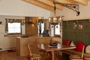 罗伊特Burgchalet的一间带木桌的厨房和一间餐厅