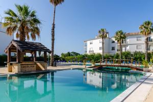 波尔蒂芒TURIM Estrela do Vau Hotel的一个带棕榈树和凉亭的游泳池