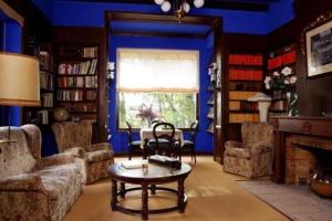 圣朱利亚德维拉托托雷马蒂酒店的客厅设有蓝色的墙壁和桌子