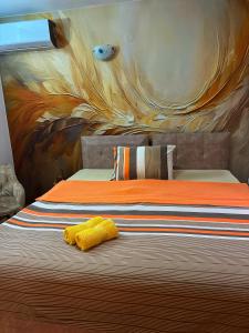 采蒂涅Apartman Petar & Petra的一间卧室配有一张壁画床