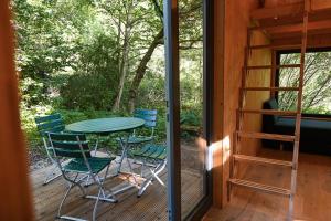 奥斯特罗德Green Tiny Village Harz - Tiny House Nature 13的露台设有桌椅