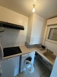 圣拉里苏朗Appartement Saint Lary Soulan centre-ville的厨房配有洗衣机和水槽