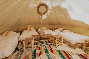 罗列特海岸Camping Santa Elena的帐篷配有两张床和一张桌子