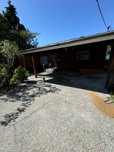 西雅图Cozy house in West Seattle的前面有车道的房子