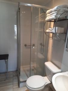拉塞雷纳MarSerena的带淋浴、卫生间和盥洗盆的浴室