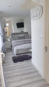 威勒尔Near liverpool double bedroom hideaway的卧室配有一张床,门上设有标志