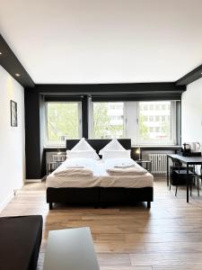 杜塞尔多夫BLK Hostel的一间卧室配有一张大床和一张桌子