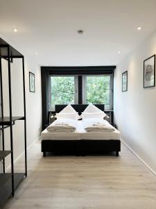 杜塞尔多夫BLK Hostel的一间卧室设有一张床和一个大窗户