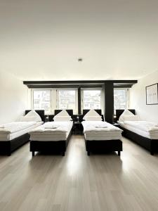 杜塞尔多夫BLK Hostel的大型客房设有四张床和窗户。