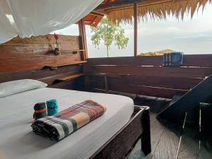 努基Lodge El Amargal - Reserva Natural, Ecoturismo & Surf的船上的一张床位,上面有毛巾