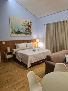 贝洛奥里藏特VIA SPE - Pousada的酒店客房,配有床和沙发