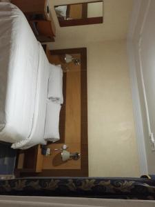 努瓦迪布萨赫勒酒店的墙上设有白色毛巾和淋浴的浴室