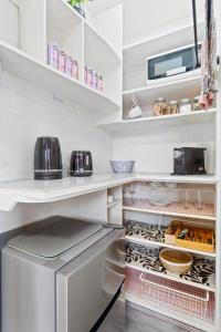 悉尼Bellevue Hill Close BONDI Beach Up to 2 guests的白色的厨房设有开放式冰箱。