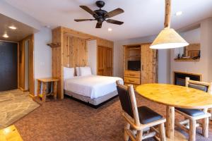 奥林匹克谷Red Wolf Lodge at Olympic Valley的一间卧室配有一张床和一张餐桌
