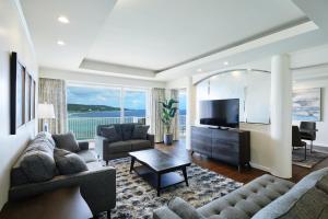 塔穆宁Hoshino Resorts RISONARE Guam的带沙发和电视的客厅
