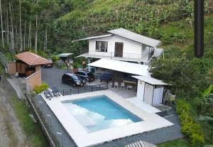 金巴亚FINCA CAMPESTRE EL PORVENIR的享有带游泳池的房屋的空中景致
