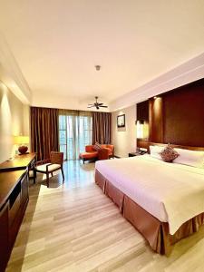 岘港岘港皇冠假日酒店的一间带大床的卧室和一间客厅