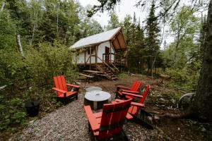 Beaver BayNorth Shore Camping Company的一组椅子和一张桌子,位于小屋前