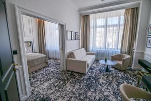 利托米什尔金星酒店的酒店客房设有床和客厅。
