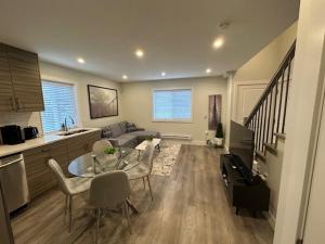 Bright and cozy modern home in Vancouver - central to YVR-Downtown - Free Private Parking
