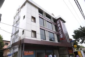 埃尔讷古勒姆Grace Tourist Home的街道拐角处的白色建筑