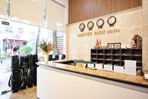 胡志明市The River Park Hotel的墙上挂有时钟的旅行车店