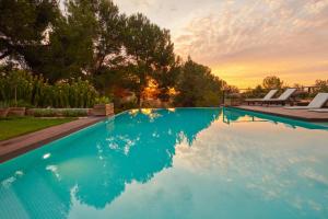伊维萨镇Lilita House的一座享有日落美景的游泳池
