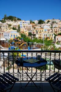 锡米Symi Central Point的市景阳台桌子