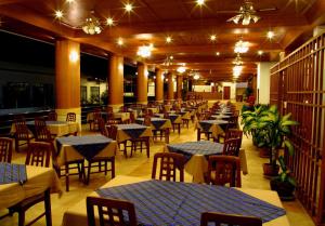 查汶苏梅岛第一酒店的用餐室配有桌椅和灯光