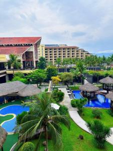 岘港岘港皇冠假日酒店的享有带游泳池的度假村的空中景致