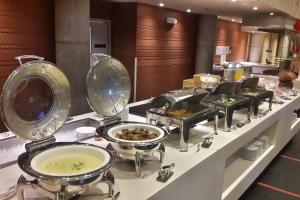 库塔巴厘岛机场希尔顿花园酒店的自助餐,展示一碗食物
