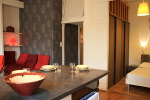 里昂萨托奈公寓的厨房里设有一张桌子,上面放着一个红色碗