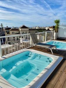 内尔哈La Puerta de Nerja BOUTIQUE - Adults Recommended的大楼甲板上的大型游泳池