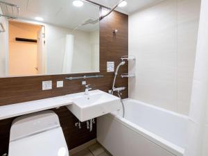 名古屋Comfort Hotel Nagoya Meiekiminami的浴室配有盥洗盆、卫生间和浴缸。
