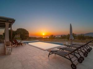 波斯蒂拉Holiday home Blato的庭院设有游泳池,享有日落美景