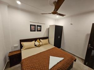 新德里Gautam Nagar Homestay South Delhi的一间卧室设有一张床和天花板