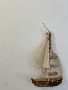 斯科派洛斯Fotis Studios的挂在墙上的船模型