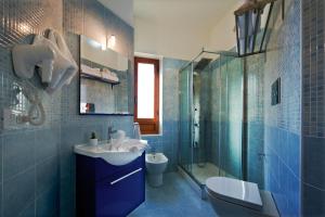 巴蒂帕利亚B&B Suite 123的一间带水槽、卫生间和淋浴的浴室