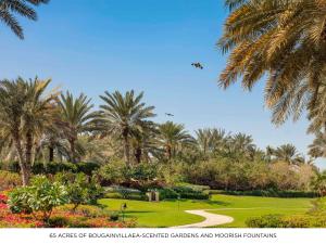 迪拜迪拜朱美拉海滩唯一度假村的享有棕榈树高尔夫球场的景色