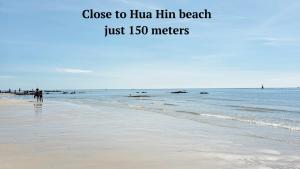 华欣瑟普莱城市酒店的海滩上说着几个字,离他海滩近几米远