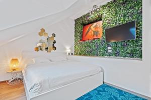 卢森堡Stylish 1BR Apartment in Central Grund的卧室配有白色的床和墙上的绘画作品