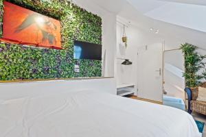 卢森堡Stylish 1BR Apartment in Central Grund的卧室,墙壁上覆盖着常春藤