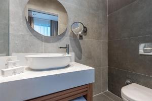 安塔利亚Perge Hotels - Adult Only 18 plus的一间带水槽和镜子的浴室