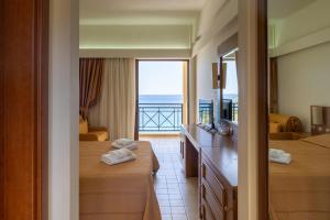 卡塔科隆PHEIA, Vriniotis Resorts的酒店客房设有两张床,享有海景。
