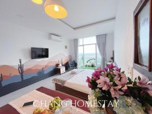 潘切Chang homestay Phan Thiết - Ocean Vista & Sealink Mũi Né的卧室配有一张壁画床