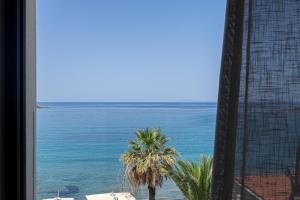 卡塔科隆PHEIA, Vriniotis Resorts的从酒店的窗户可欣赏到海景