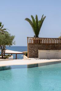卡塔科隆PHEIA, Vriniotis Resorts的一座位于度假胜地前的游泳池