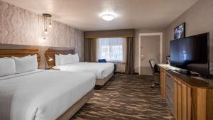 圣乔治Aiden by Best Western St George的酒店客房设有两张床和一台平面电视。